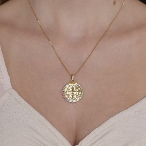 Colar Medalha São Bento Grande com Zircônias Coloridas